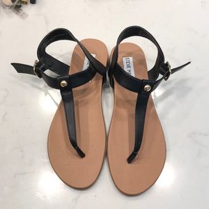 Steve Madden Chaya Flat Sandal in Black size 6